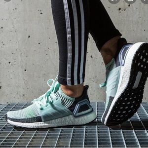 ADIDAS AUTHENTIC ULTRABOOST WOMENS Sz 9 new